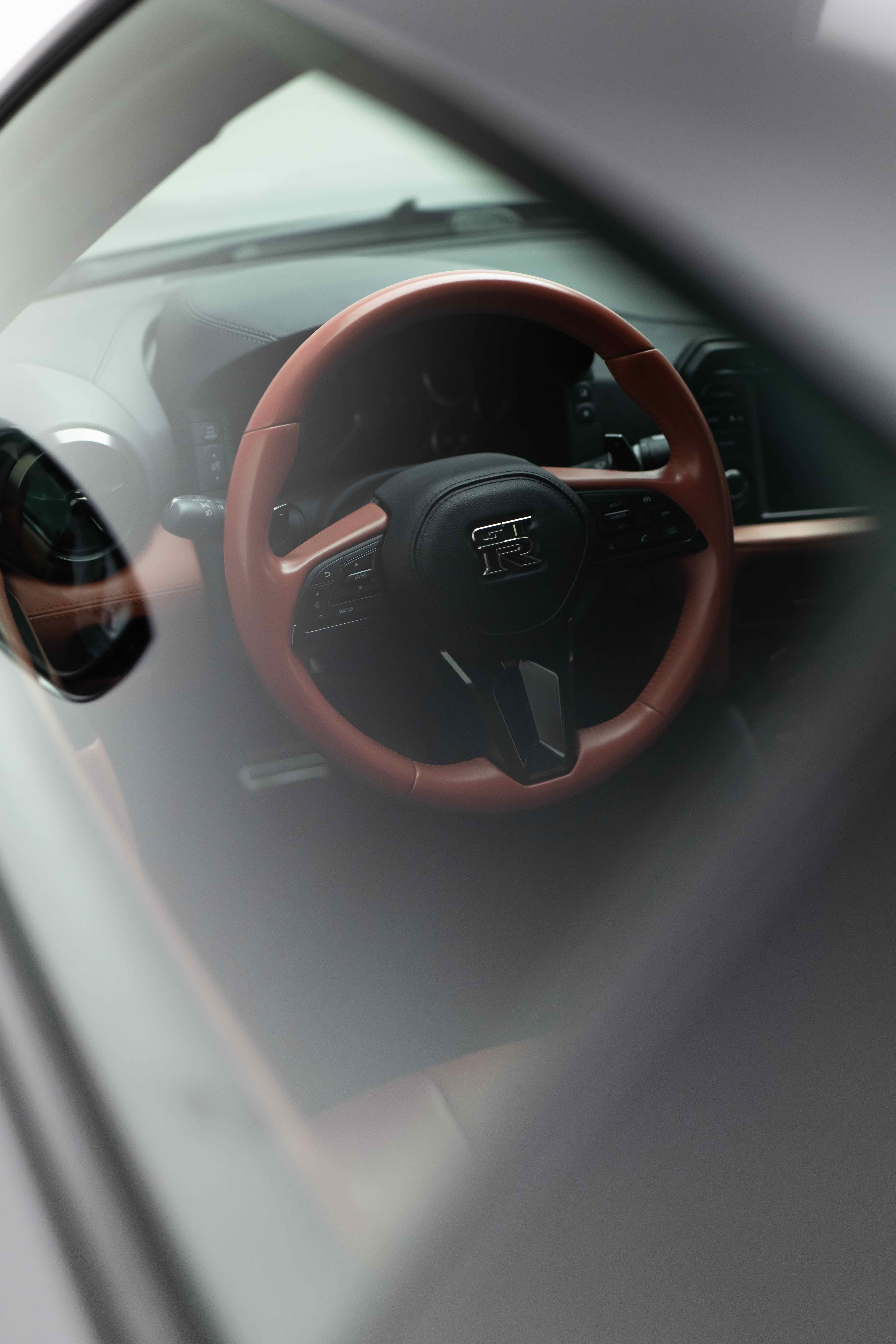 GT-R Lenkrad durch Fenster