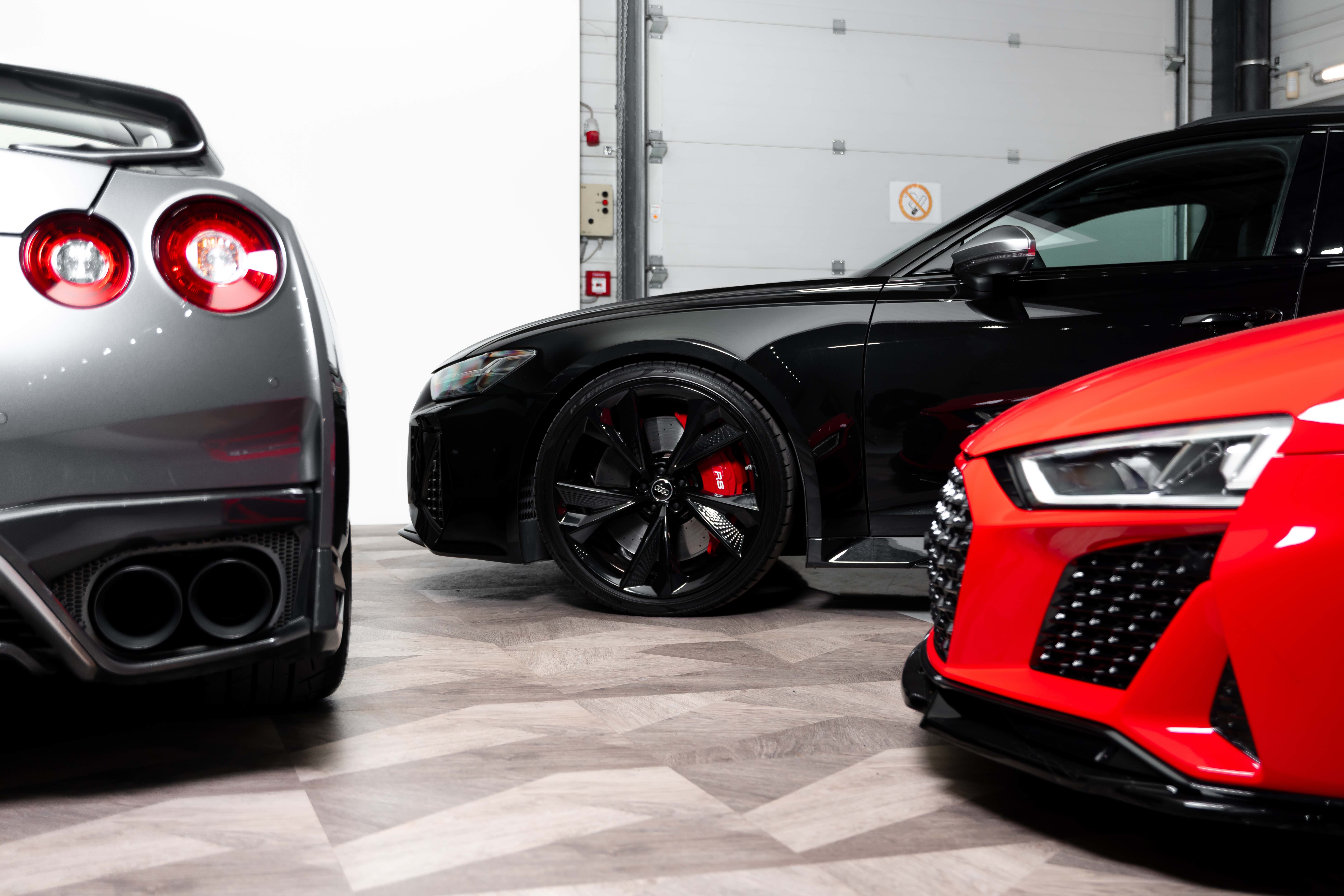 GT-R, RS6 und R8 nebeneinander