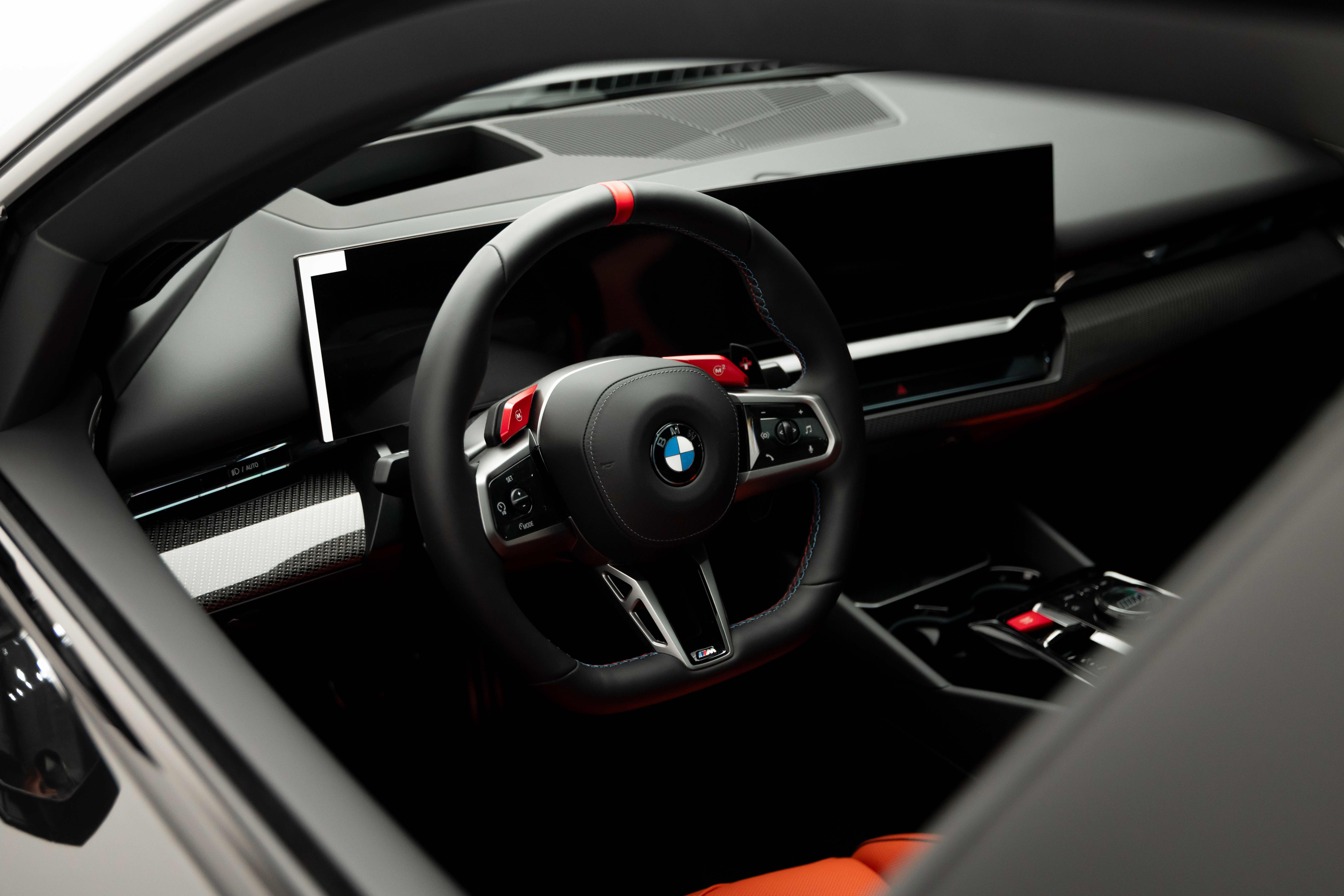 BMW M5 Cockpit mit M Lenkrad