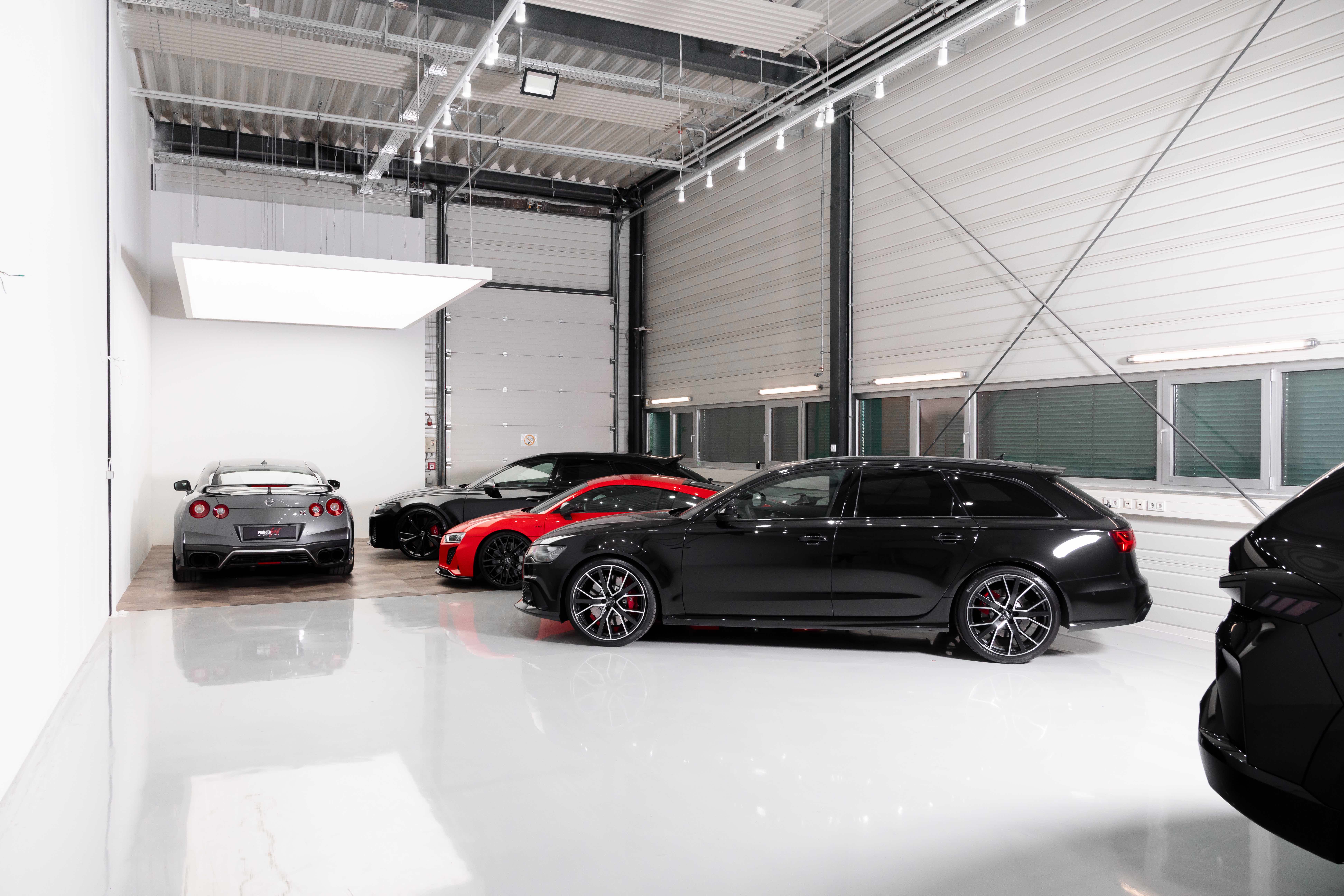Panorama-Ansicht unseres Showrooms mit GT-R und RS6